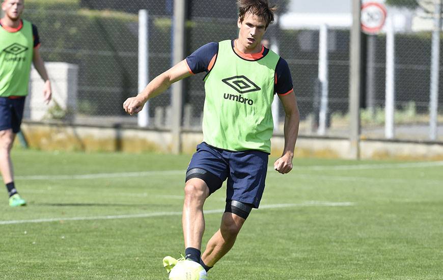 Comme le prévoyait son protocole, Ivan Santini - victime d'une distension du ligament interne du genou droit - a repris les entraînements collectifs ce mercredi. ©Photo d'archives