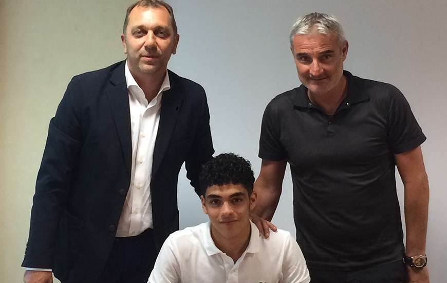 En présence de Xavier Gravelaine et Alain Cavéglia, Jad Mouaddib a signé un contrat de deux ans avec le Stade Malherbe comme stagiaire professionnel.