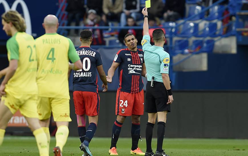 Pour avoir reçu un avertissement contre les Canaris, Alexander Djiku manquera le prochain match à domicile face à Rennes.
