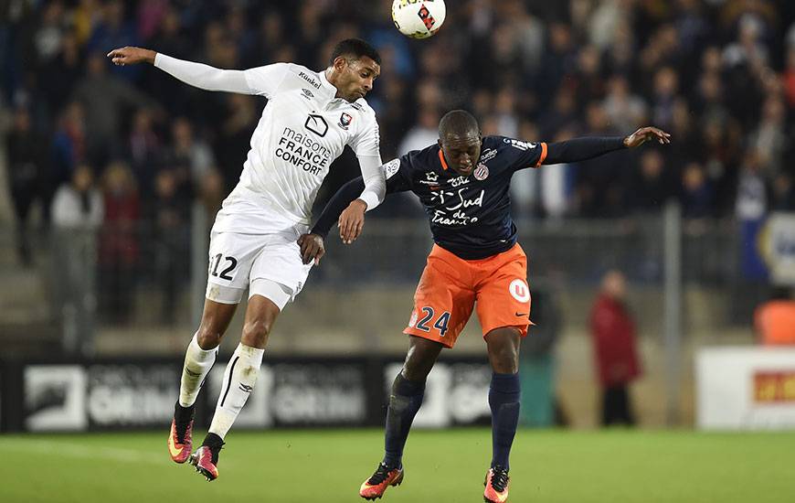 Blessé à une cuisse depuis le 10 mars et la rencontre à Lille, Jérôme Roussillon - ici, à la lutte sur un ballon aérien avec Ronny Rodelin - effectue son retour dans les "18" montpelliérains.