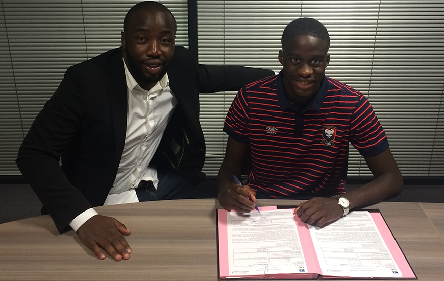 En présence de sa famille, Joé Kobo a paraphé un contrat stagiaire de deux saisons avec le Stade Malherbe.