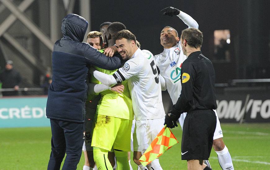 Félicité par l'ensemble de ses coéquipiers, Brice Samba a confirmé qu'il était un spécialiste des tirs au but en détournant quatre tentatives messines durant cette séance.