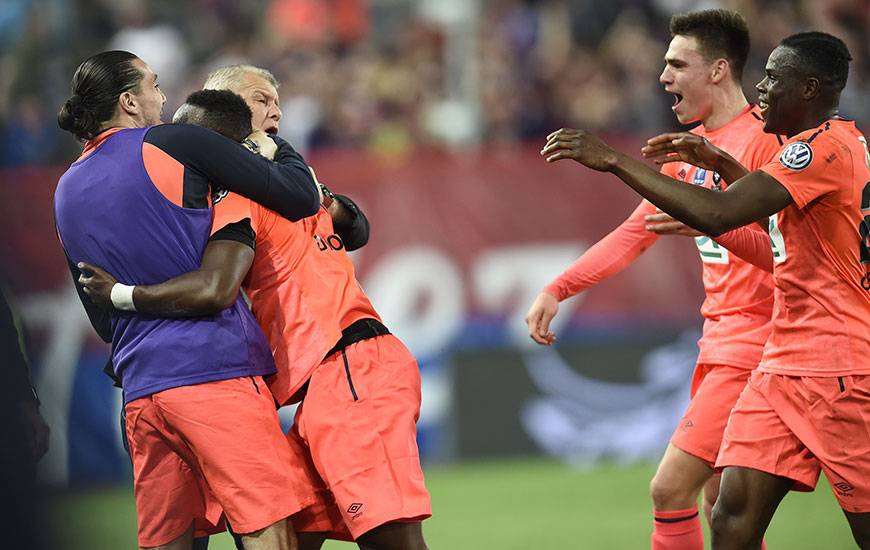 44'. Enzo Crivelli et Patrice Garande félicitent Ismaël Diomandé, auteur de l'égalisation contre le PSG juste avant la pause. Romain Genevois et Jessy Deminguet s'apprêtent à faire de même.