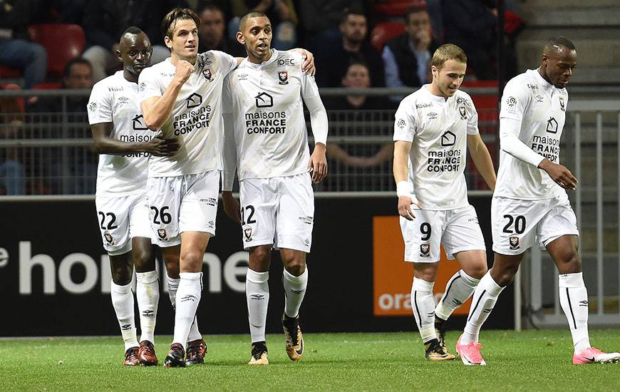 Largement impliqué sur le seul but de cette rencontre, Ivan Santini - félicité, ici, par ses coéquipiers : Adama Mbengue, Ronny Rodelin, Jan Repas et Hervé Bazile - serre le point. Après huit journées, le Stade Malherbe compte 15 points.