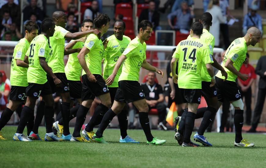 L'ensemble de l'équipe félicite Romain Poyet, unique buteur lors de la seule victoire du SMC en Principauté en mai 2013.