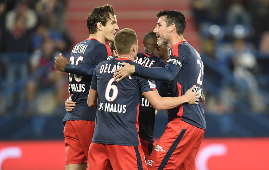 Jonathan Delaplace, Julien Féret et Hervé Bazile félicitent Ivan Santini. En transformant le penalty en force, l'attaquant croate - auteur de son troisième but de la saison - a conduit le club normand sur le chemin du succès.