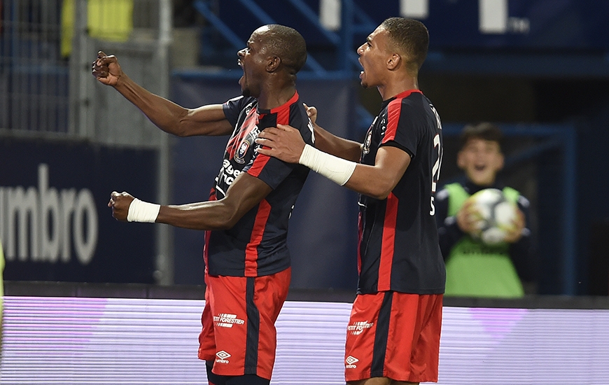 Devant le kop du MNK, Alexander Djiku - qui a fini le match latéral droit après l'expulsion d'Adama Mbengue - félicite Christian Kouakou à l'origine du second but caennais.