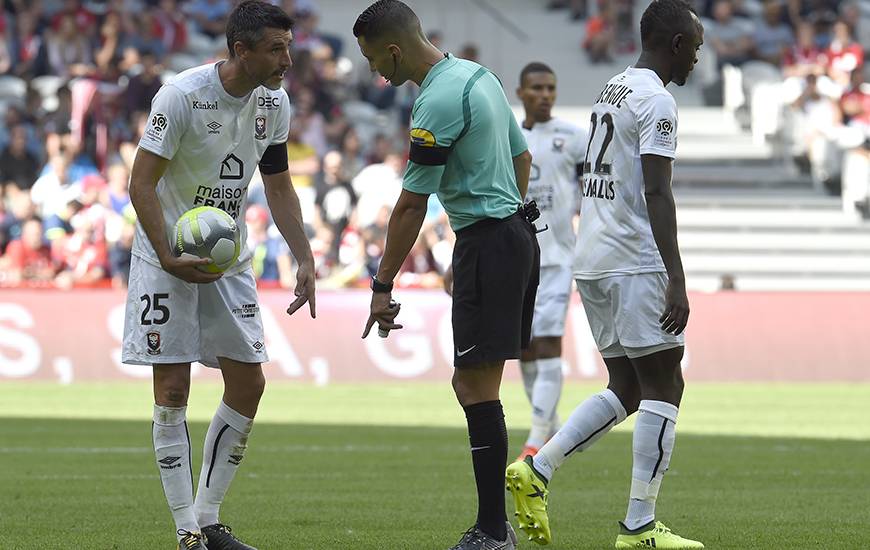 Karim Abed a déjà arbitré à deux reprises le Stade Malherbe cette saison (à Lille pour la 3e journée de championnat et à Lorient en 16e de finale de la Coupe de la Ligue) pour autant de victoires.