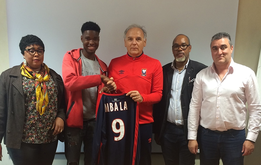 En compagnie, entre autres, de ses parents et de Francis De Taddeo, le directeur du centre de formation du SMC, Kevin Mbala - évoluant en U17 - s'est engagé avec le Stade Malherbe.