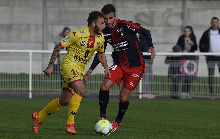 Comme Yoël Armougom et Jessy Deminguet, Léon Valentin a disputé les 90'. Après une première période comme latéral droit, le jeune caennais (19 ans) a basculé en charnière centrale en seconde période.