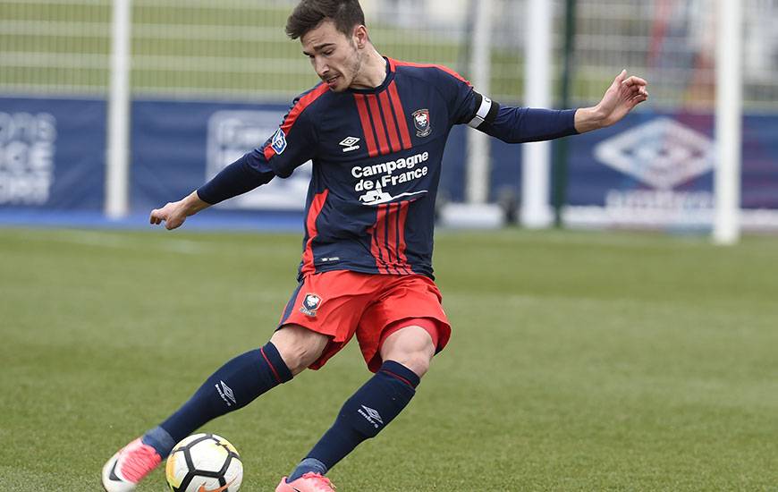 D'une tête lobée suite à un coup franc de Durel Avounou, le capitaine Léon Valentin a doublé la mise pour la réserve caennaise. ©Photo d'archives