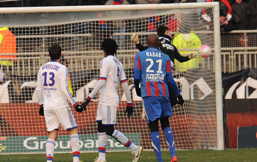 73'. Après s'être soulevé le ballon, Livio Nabab déclenche un tir en cloche qui vient lober Hugo Lloris sous le regard d'Anthony Reveillère et Bakari Koné. Le Stade Malherbe réalise le break.