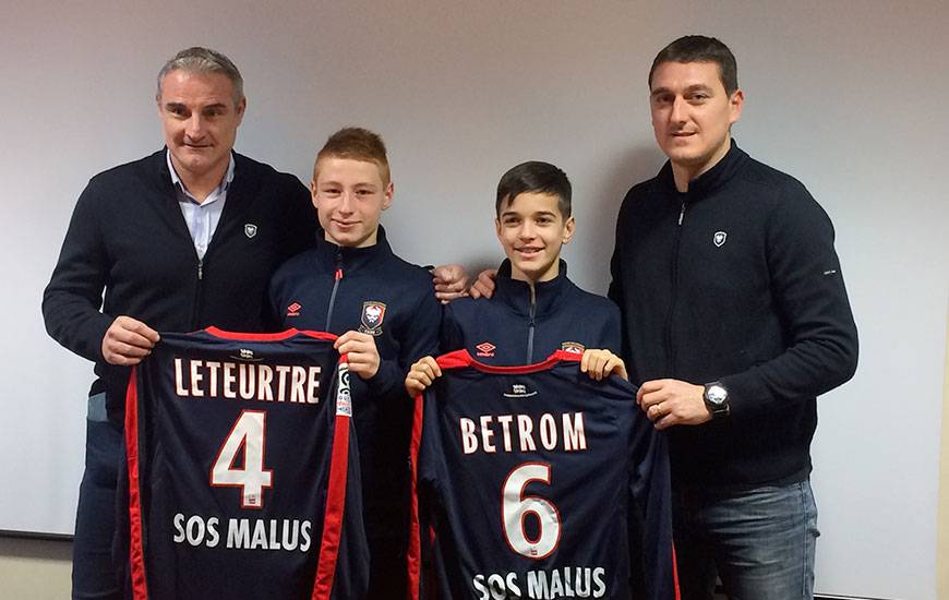 En compagnie, ici, du directeur sportif Alain Cavéglia et de l'entraîneur des U19 nationaux Michel Rodriguez, Nathan Leteurtre et Lucas Betrom - deux jeunes espoirs du FC Rouen - se sont engagés avec le centre de formation du Stade Malherbe.