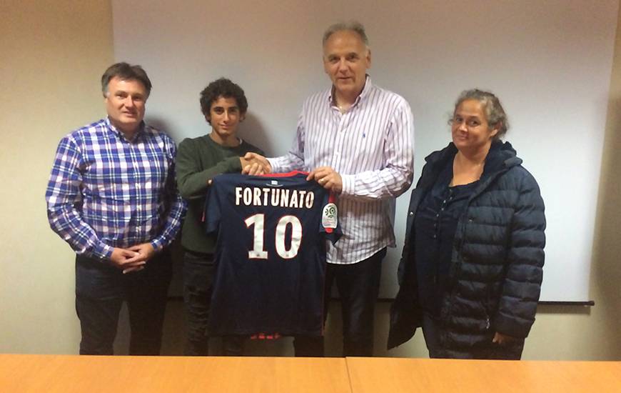 Evoluant en U17, Mario Fortunato (16 ans) - ici, en compagnie de ses parents et de Francis De Taddeo, le directeur du centre de formation du SMC - a prolongé de trois saisons son engagement avec le Stade Malherbe.