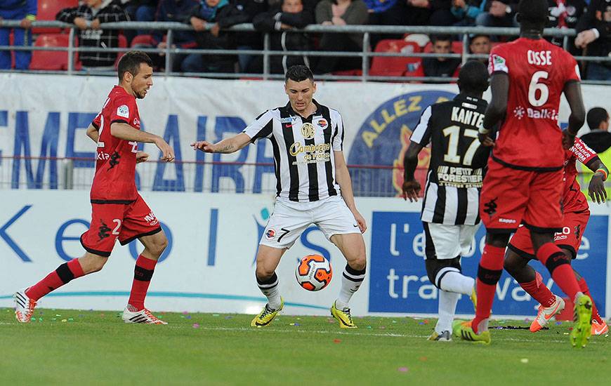 En inscrivant sa 24e réalisation au stade Gaston-Gérard face à Dijon, à l'occasion de la dernière journée de Ligue 2 lors de la saison 2013-2014, Mathieu Duhamel avait été sacré meilleur buteur (à égalité avec Andy Delort) du championnat.