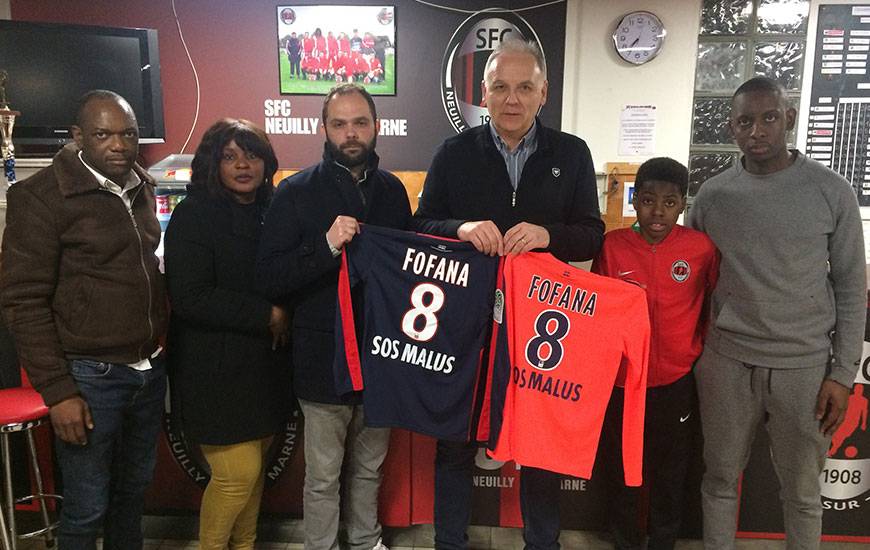 Avant d'intégrer le pôle préformation du Stade Malherbe en 2019, Mory Fofana - ici, en compagnie notamment de Francis De Taddeo, le directeur du centre de formation du SMC - restera la saison prochaine dans son club du SFC Neuilly.