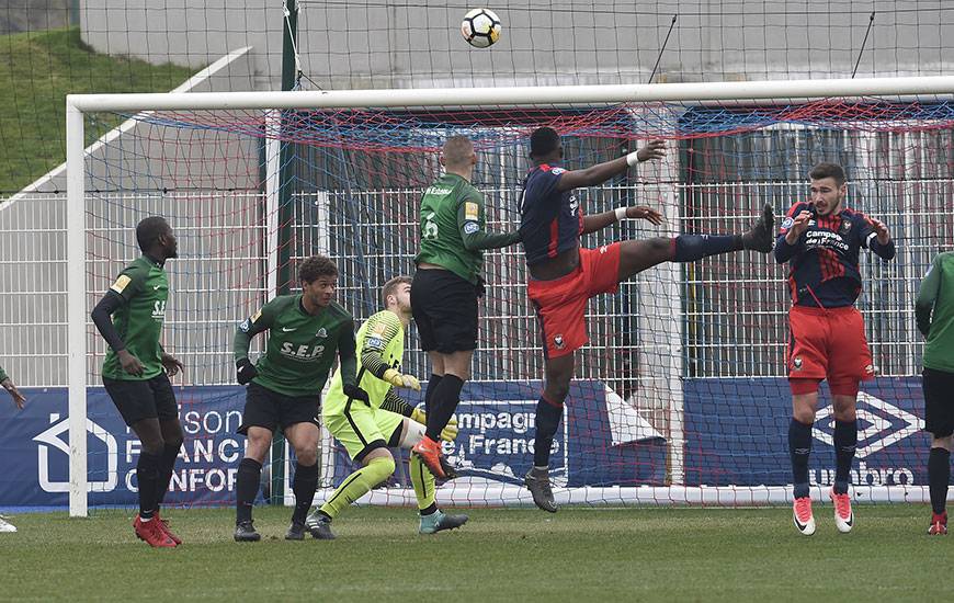 10'. Sur un corner de Jessy Deminguet, Issa Marega s'élève plus haut que la défense alençonnaise. Son coup de tête croisé ne laisse aucune chance au gardien Louis Deschateaux, un ancien pensionnaire du centre de formation du SMC.