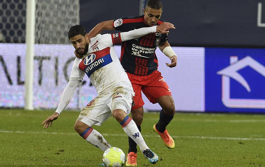 Insuffisamment remis de sa blessure au genou droit contractée contre Saint-Etienne fin février, Nabil Fékir - ici, à la lutte avec Alexander Djiku à l'aller - est forfait pour la réception du Stade Malherbe.