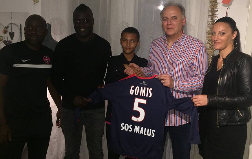 Etant seulement âgé de 12 ans, Noah Gomis continuera de jouer dans un premier temps pour l'Académie de Bouafle avant d'intégrer le pôle préformation du Stade Malherbe dans quelques saisons.