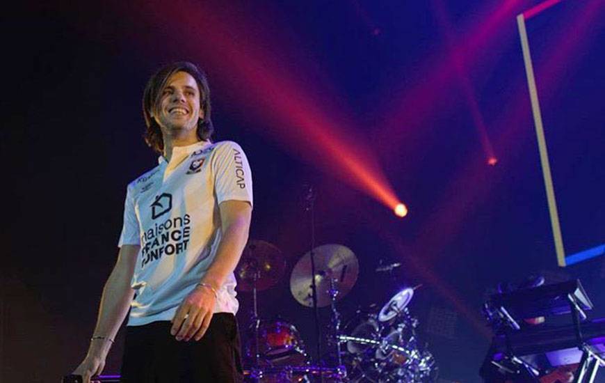 Ne manquant jamais une occasion d'afficher son soutien à son club de cœur lors de ses concerts, Orelsan donnera le coup d'envoi de la rencontre entre le Stade Malherbe et le PSG.