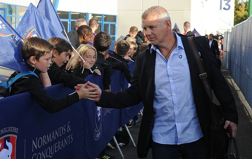 Pour Patrice Garande, ici, accueilli par de jeunes supporters à la descente du bus, le scénario de la défaite subie à Nantes a servi à ses joueurs contre Amiens.