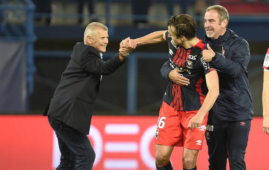 Patrice Garande et Jean-Marie Huriez félicitent Ivan Santini. Auteur de l'ouverture du score avant de pousser à la faute Cédric Yambéré qui a marqué contre son camp, le Croate était dans tous les bons coups contre Dijon.