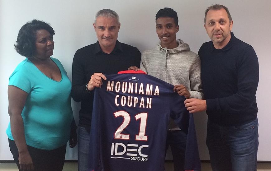 En présence d'Alain Cavéglia, le directeur sportif, et Xavier Gravelaine, le directeur général, Pierrick Mouniama Coupan s'est engagé avec le Stade Malherbe. Ce jeune espoir réunionnais intégrera le groupe des U17 nationaux.