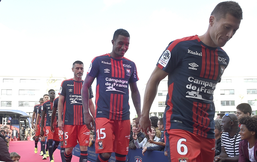 Arrivant sur l'esplanade de d'Ornano dans leur bus, Jonathan Delaplace, Emmanuel Imorou, Julien Féret et l'ensemble des Caennais ont dévoilé le nouveau maillot domicile du Stade Malherbe pour la saison 2017-2018.