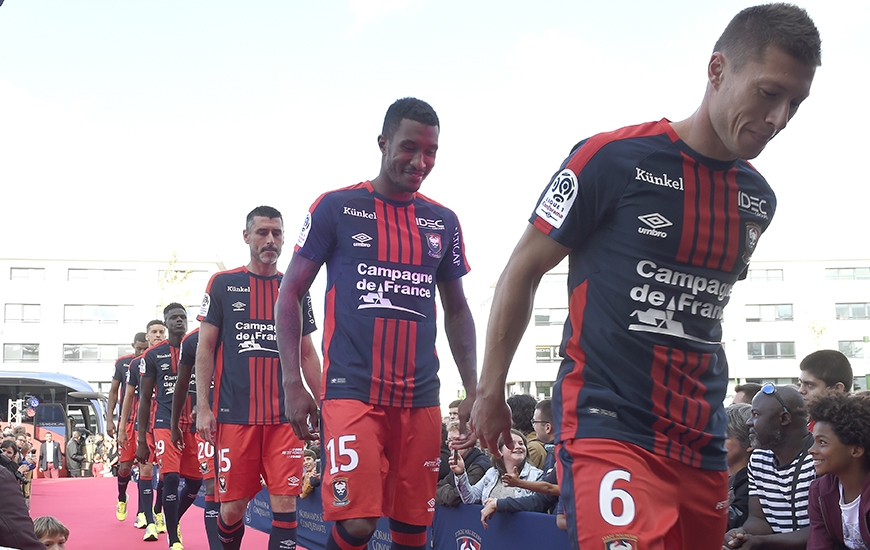 Arrivant sur l'esplanade de d'Ornano dans leur bus, Jonathan Delaplace, Emmanuel Imorou, Julien Féret et l'ensemble des Caennais ont dévoilé le nouveau maillot domicile du Stade Malherbe pour la saison 2017-2018.