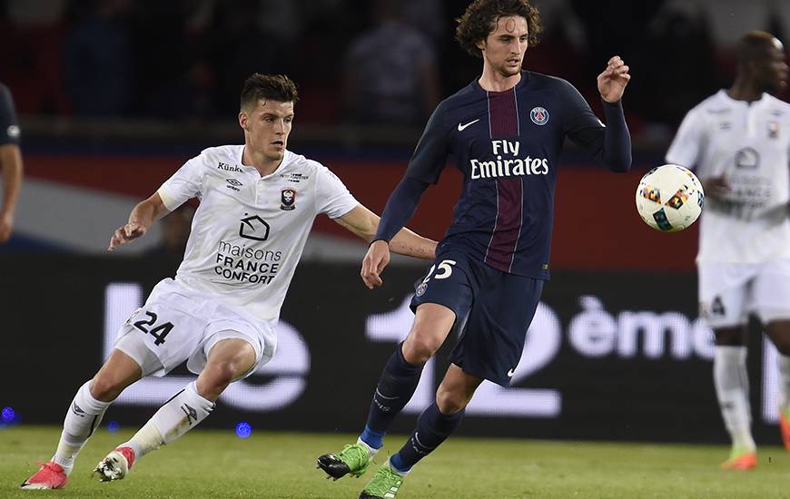 Le Stade Malherbe de Frédéric Guilbert se déplacera au Parc des Princes pour affronter le PSG d'Adrien Rabiot mercredi 20 décembre.