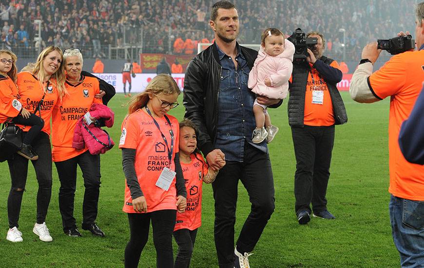 En compagnie de sa famille et de ses amis, Rémy Vercoutre - qui a annoncé sa retraite - a effectué un tour d'honneur avant de recevoir un hommage de la part du club caennais.