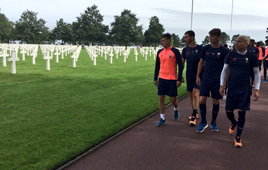 Pendant leur randonnée, les jeunes caennais de la réserve du SMC ont fait une halte au cimetière américain de Colleville-sur-Mer à proximité d'Omaha Beach.