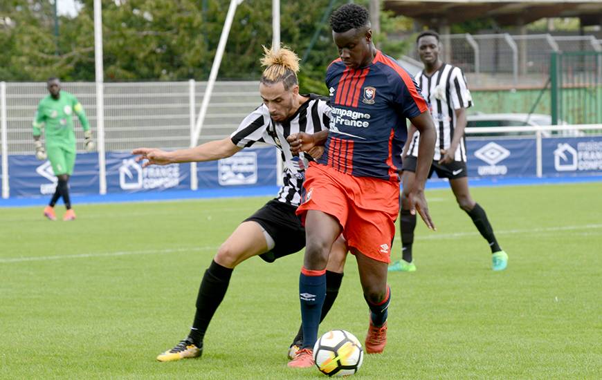 En seconde période, Makan Macalou - le jeune attaquant du Stade Malherbe - a signé un triplé contre le SU Dives-Cabourg. ©Photo d'archives