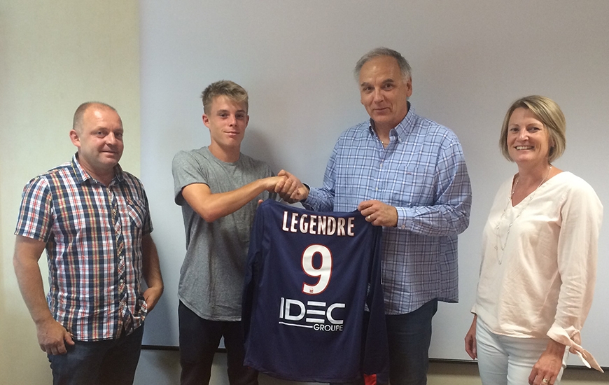 Redoutable buteur, Robin Legendre - ici, en compagnie de ses parents et de Francis De Taddeo, le directeur du centre de formation du SMC - a signé un contrat aspirant de trois ans avec le Stade Malherbe.