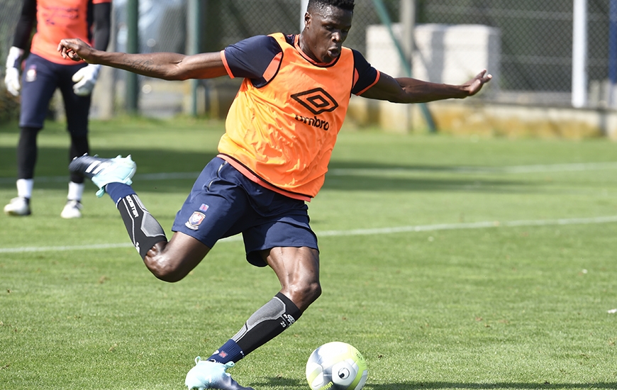 Blessé à la cuisse droite pendant la préparation, Romain Genevois - qui a participé normalement à toute la semaine d'entraînement - postule à une place de titulaire en charnière centrale face à Montpellier.