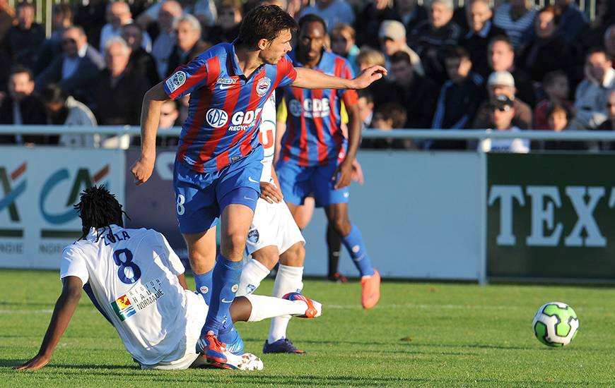Désormais entraîneur adjoint à Amiens, Romain Poyet (36 ans) a porté le maillot "Bleu et Rouge" pendant 18 mois (août 2012 - janvier 2014), marquant cinq buts en 36 apparitions.