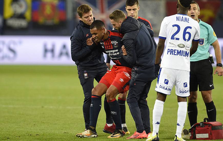 Victime d'une béquille à l'intérieur du genou gauche, Ronny Rodelin a été contraint de sortir à l'heure de jeu. Si sa participation à la prochaine journée n'est pas remise en cause, le Réunionnais devrait subir des soins en début de semaine.