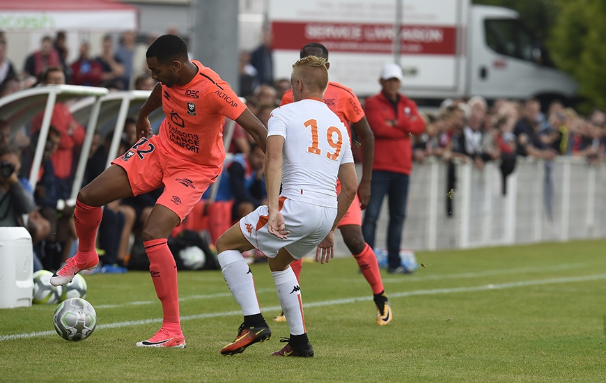 Sous le regard de Patrice Garande (au second plan), Ronny Rodelin a ouvert la marque contre Lorient en première période d'une magnifique demi-volée.