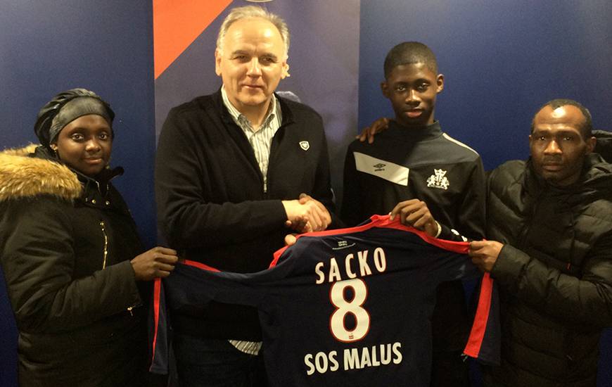 En présence, entre autres, de Francis De Taddeo, le directeur du centre de formation du SMC, Mpaly Sacko s'est engagé pour les quatre prochaines saisons avec le Stade Malherbe.