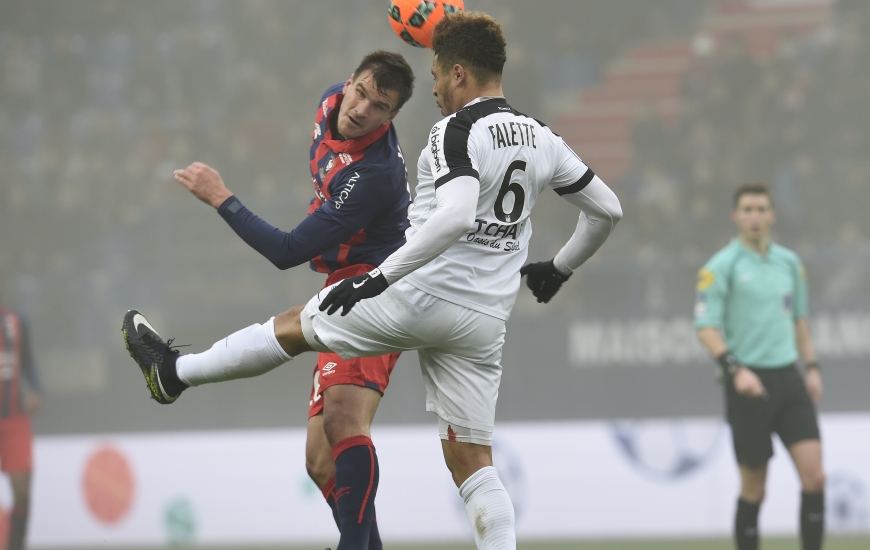 Un duel aérien entre le Caennais Ivan Santini et le Messin Simon Falette, une image que l'on risque de revoir le 26 août à d'Ornano. Mais contrairement à la saison dernière, sans le brouillard.