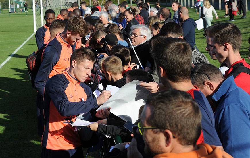 A la fin de l'entraînement, les Caennais ont réalisé une séance d'autographes pour le plus grand plaisir des 350 supporters présents au stade Claude-Marin à Thaon.