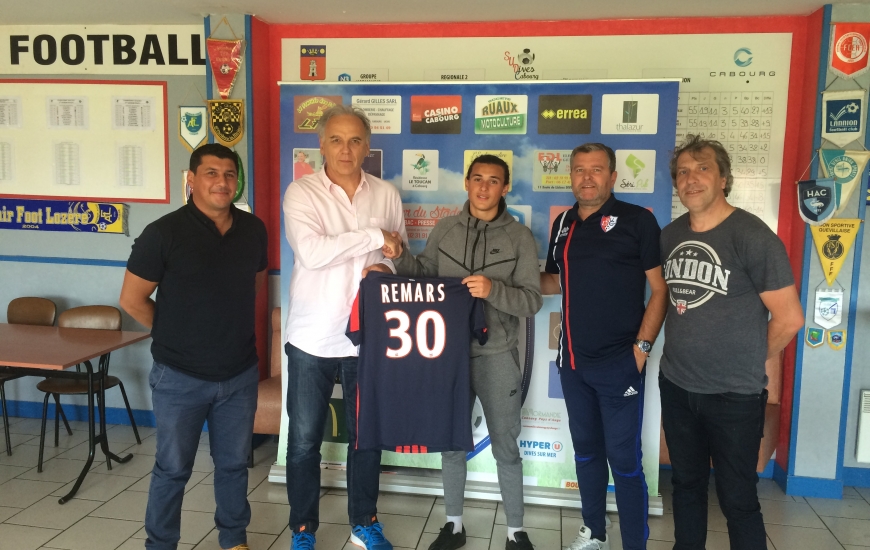 Alors qu'il jouait jusqu'à présent au SU Dives-Cabourg, Mathéo Remars - ici, en compagnie, entre autres de Francis De Taddeo, le directeur du centre de formation du SMC, et Philippe Clément, le manager général du SUDC - revient au Stade Malherbe dont il a déjà fréquenté l'école de foot il y a quelques années.