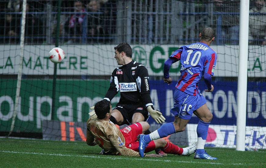 A l'image de ce but de Yoan Gouffran devant un certain Rémy Vercoutre dans les cages en décembre 2007, le Stade Malherbe a signé six succès en huit confrontations en Ligue 1 aux dépens de l'OL depuis le début des années 2000.