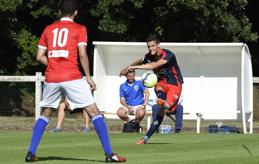 La poignée de supporters caennais qui avait effectué le déplacement jusqu'à la presqu'île de Rhuys ont découvert pour la première fois la recrue Stef Peeters sous le maillot "Bleu et Rouge".