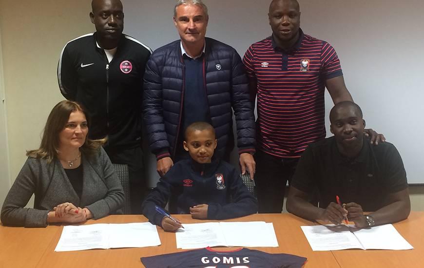 En marge du match de Ligue 1 entre le Stade Malherbe et Troyes, le 28 octobre, Tidiam Gomis (12 ans) s'est engagé avec le centre de formation du club normand en présence, entre autres, de ses parents et d'Alain Cavéglia, le directeur sportif du SMC.