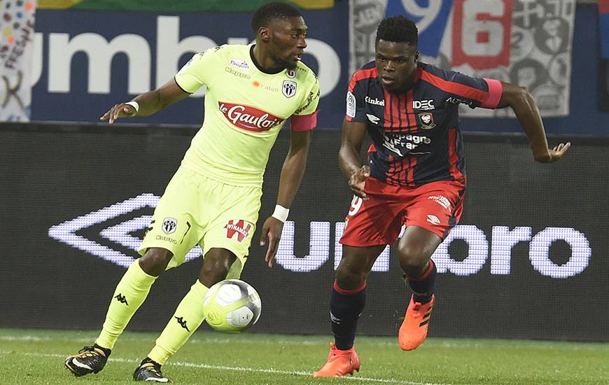 Auteur de la réduction du score, Karl Toko Ekambi - ici, face à Romain Genevois lors du match aller contre le Stade Malherbe - a failli offrir l'égalisation au SCO à la dernière minute.