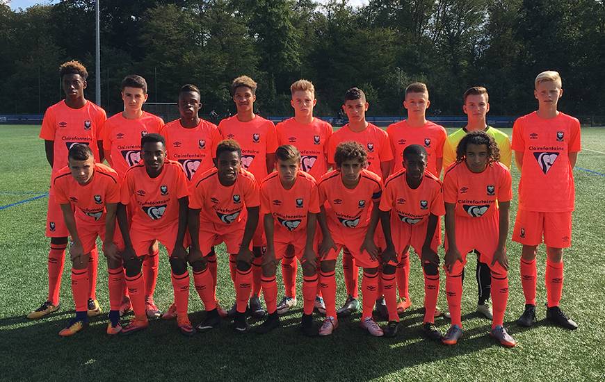 Avant d'affronter leurs homologues du PSG, les U16 du Stade Malherbe prennent la pose au Camp des Loges.