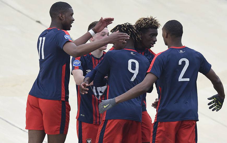 Alors qu'il ne reste plus qu'une journée à disputer dans leur championnat, les U17 nationaux de Matthieu Ballon peuvent encore terminer deuxièmes ; une place potentiellement synonyme de qualification pour les play-off.