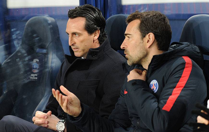 Contre le Stade Malherbe, Unai Emery - ici, avec l'un de ses adjoints - pourrait être privé d'Alphonse Areola et Neymar, tous les deux malades.