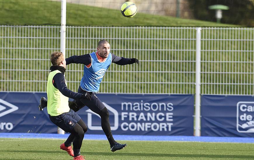 Un doute plane sur la participation de Vincent Bessat (ici, lors d'un entraînement avec Jan Repas) pour affronter Angers. Le n°11 du Stade Malherbe a ressenti des douleurs après le match à Lyon. ©Photo d'archives 